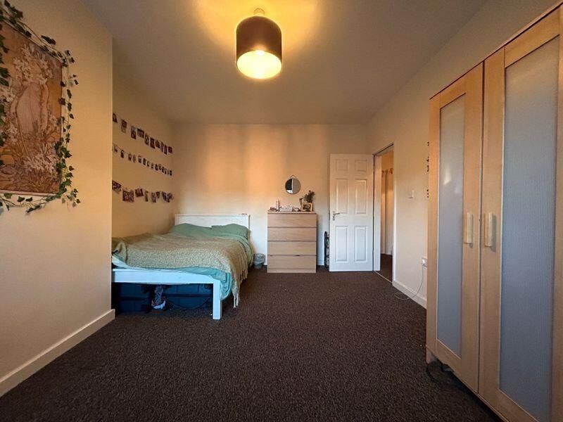 Property photo 2 of 10 A Welcoming Double Bedroom With Natural Light, Fea...