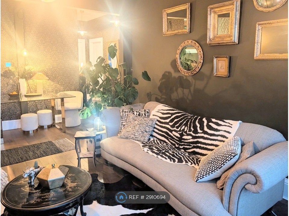 Property photo 2 of 18 Super Comfy Lounge