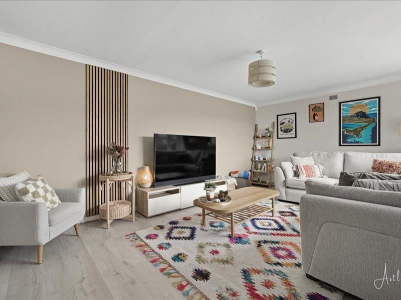 Property photo 3 of 34 Lounge