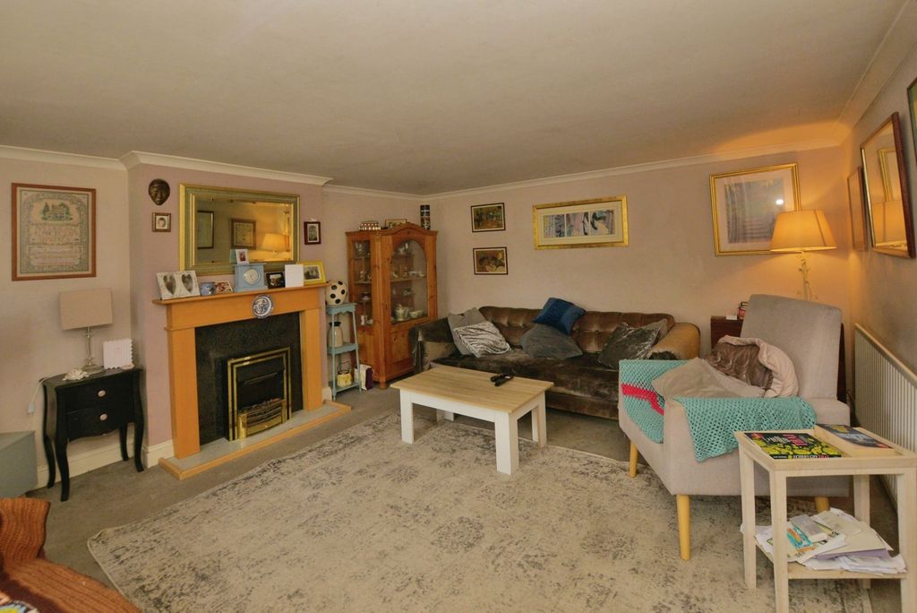 Property photo 3 of 13 Lounge