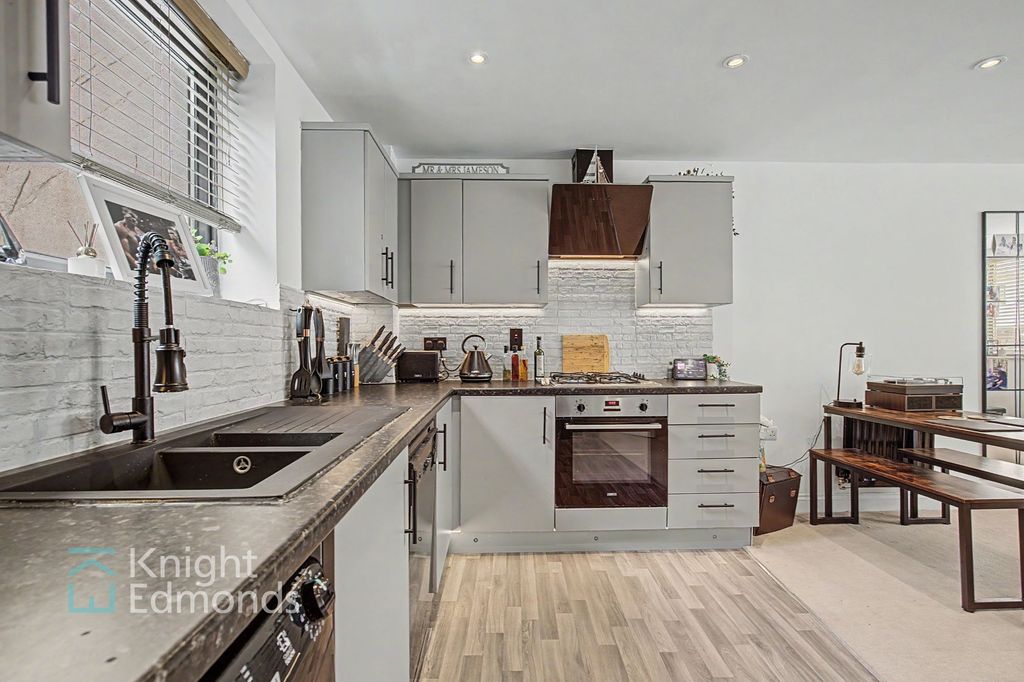 Property photo 3 of 10 Kitchen
