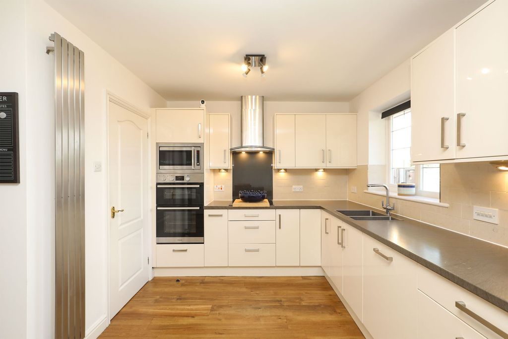 Property photo 2 of 27