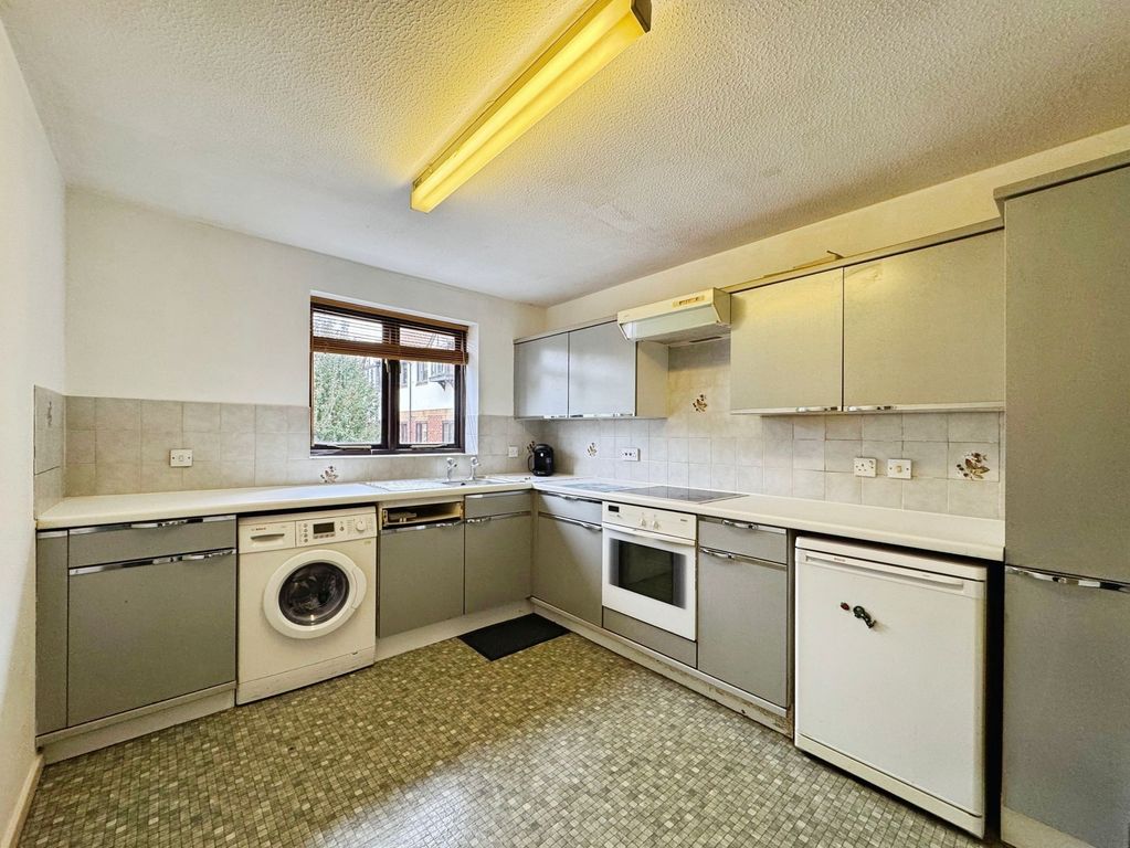 Property photo 2 of 7 Kitchen