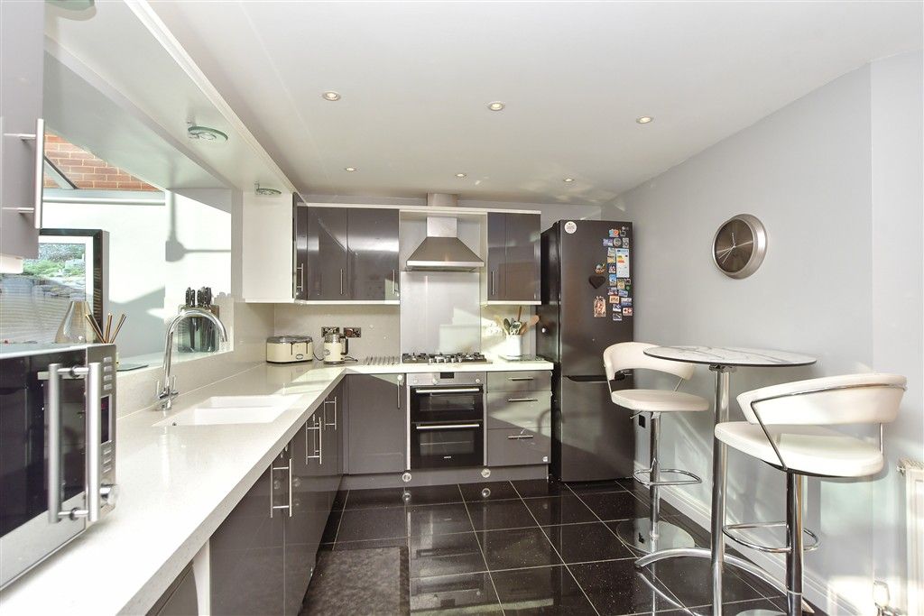 Property photo 1 of 12 Kitchen/Breakfast Area