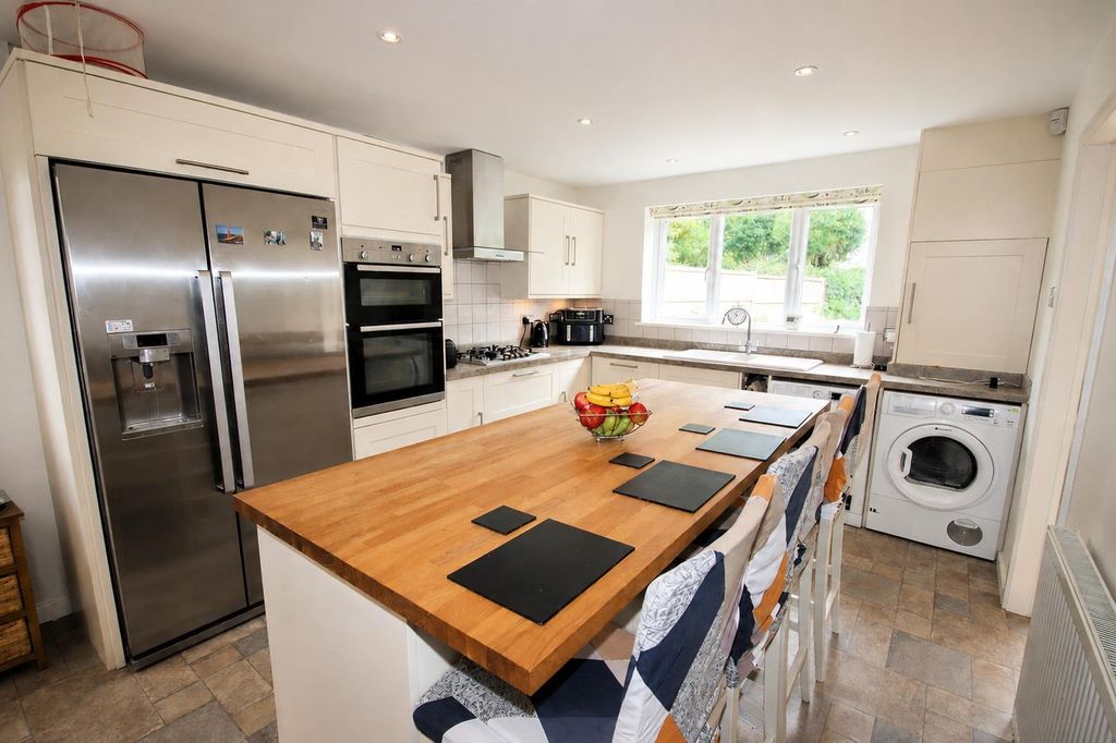 Property photo 3 of 23 Kitchen/Breakfast Room