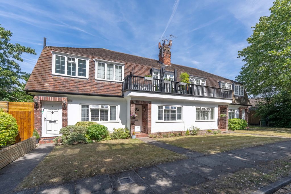 Property photo 1 of 21 2 Park Close, Tw12-3