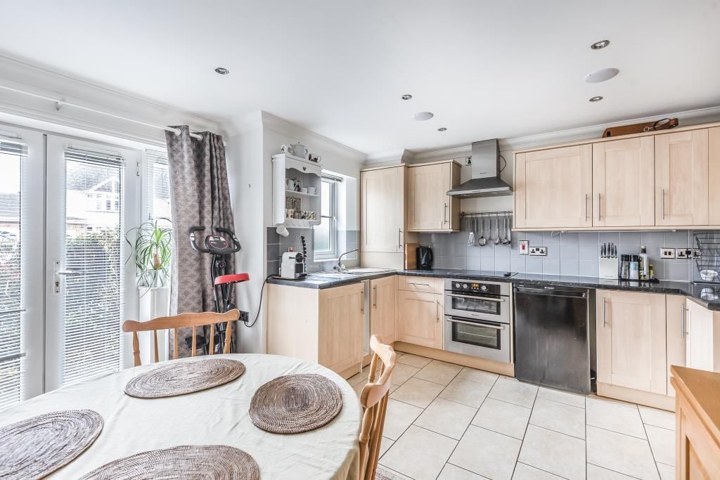 Property photo 3 of 11 Kitchen