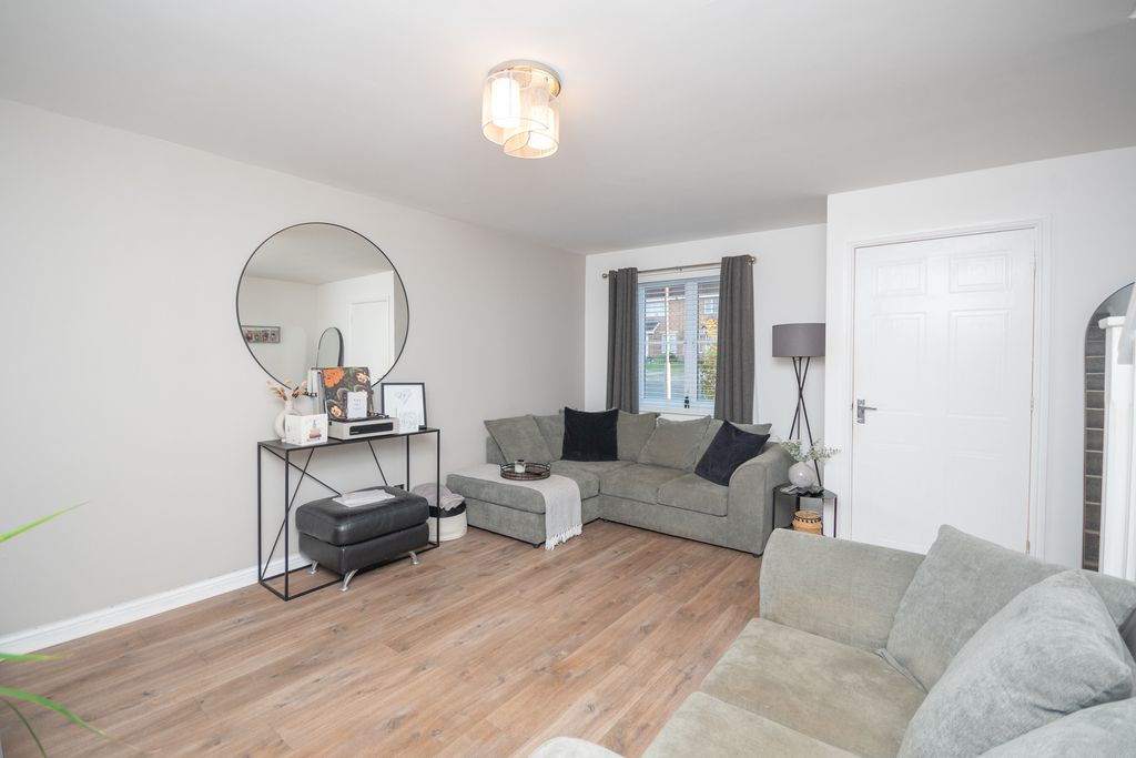 Property photo 3 of 14 Lounge