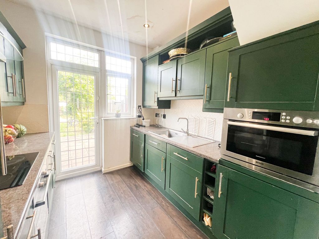 Property photo 3 of 12 Brockham Drive Ig2