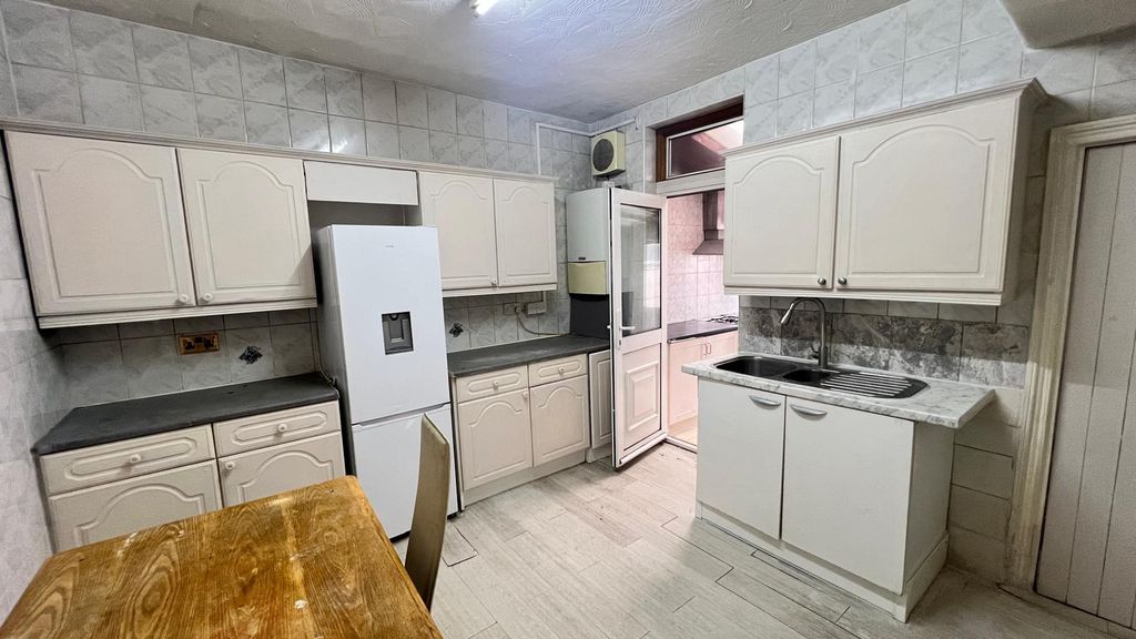 Property photo 3 of 8 Gallery