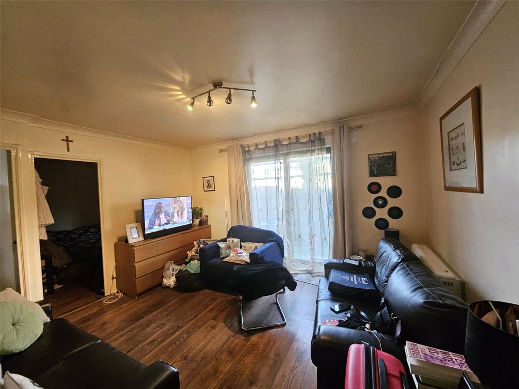 Property photo 3 of 8 Lounge