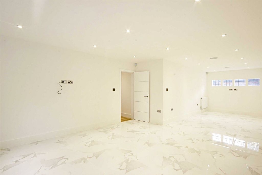 Property photo 3 of 12 Photo