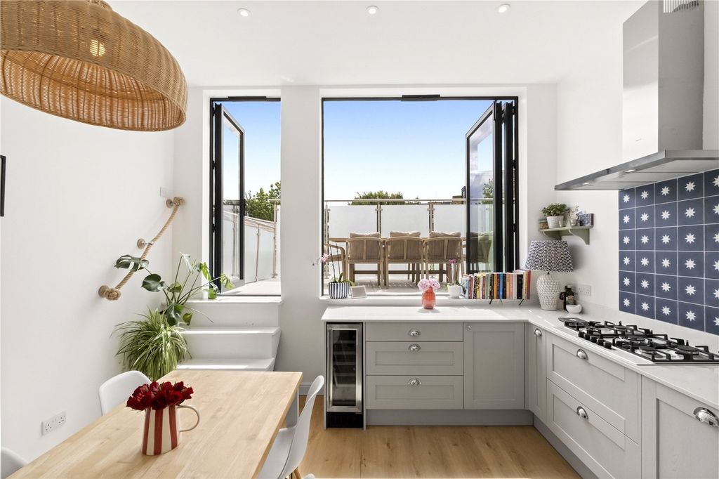 Property photo 1 of 14 Kitchen/Roof Terrace