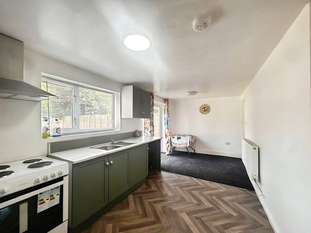 Property photo 2 of 10 Kitchen/Lounge