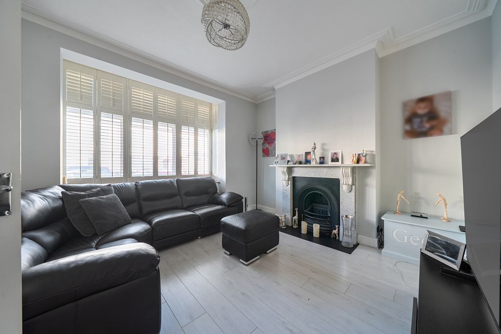 Property photo 2 of 21 Lounge