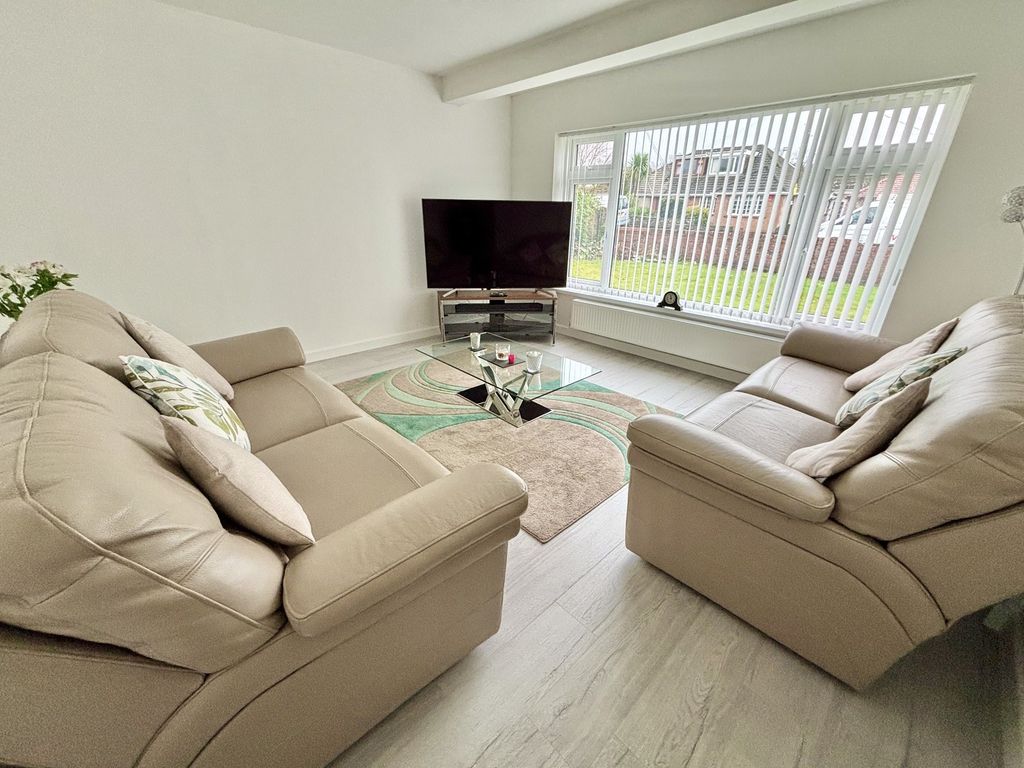 Property photo 3 of 33 Lounge