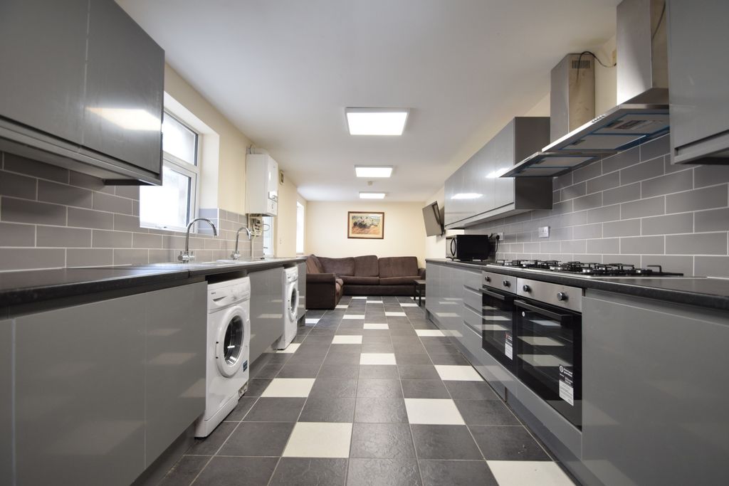 Property photo 1 of 25 Photo 4