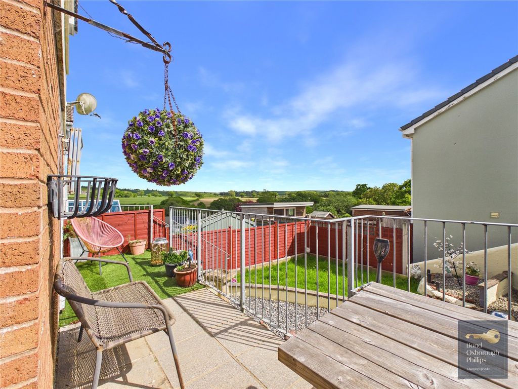 Property photo 2 of 21 Picture No. 12
