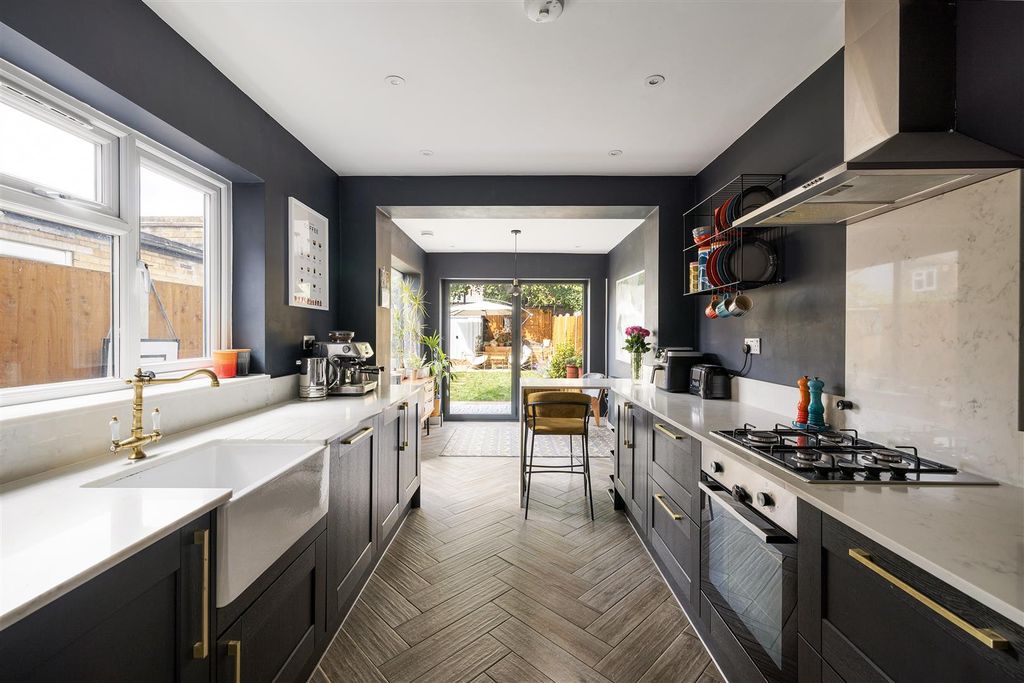 Property photo 3 of 45 St John's Terrace E7