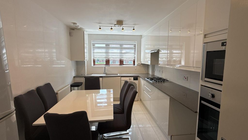 Property photo 1 of 7 Modern 2-Bedroom First Floor Flat With Large Balcony