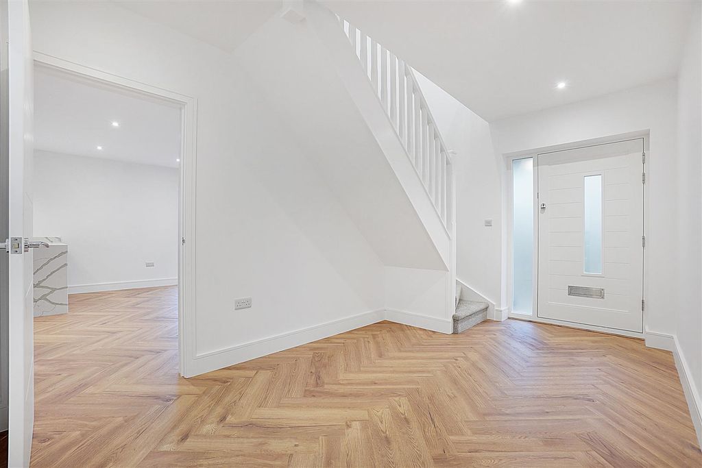 Property photo 2 of 28 Entrance Hall