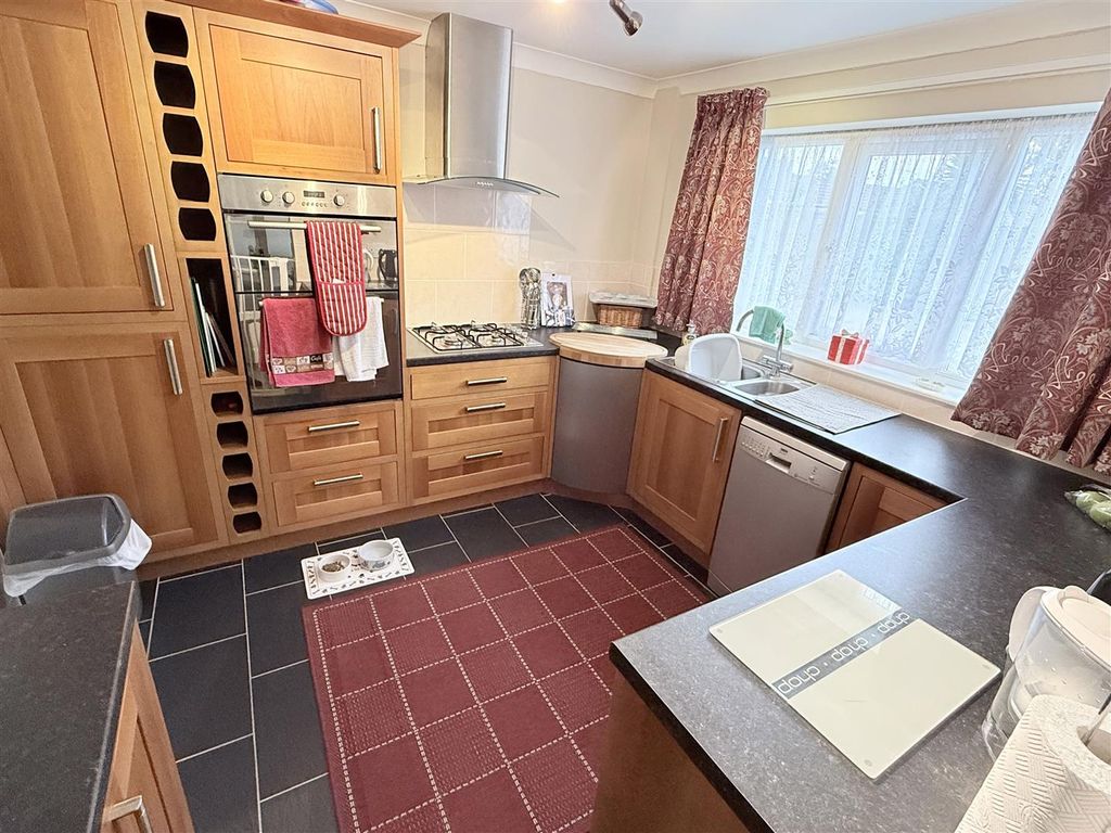 Property photo 2 of 11 Kitchen