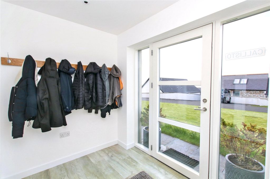 Property photo 3 of 27 Entrance Porch