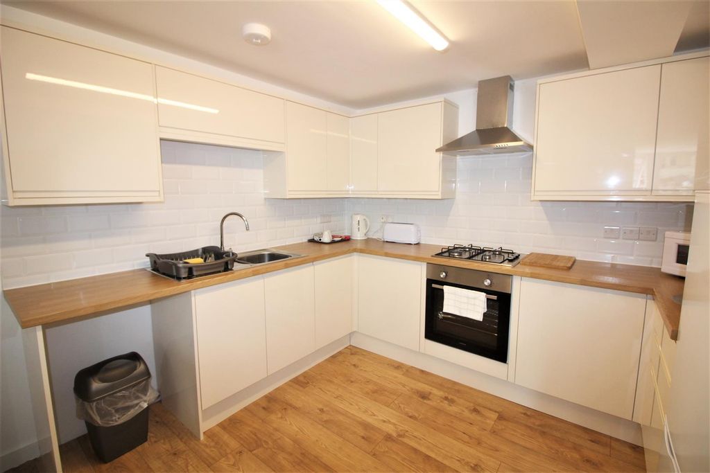 Property photo 3 of 8 Kitchen