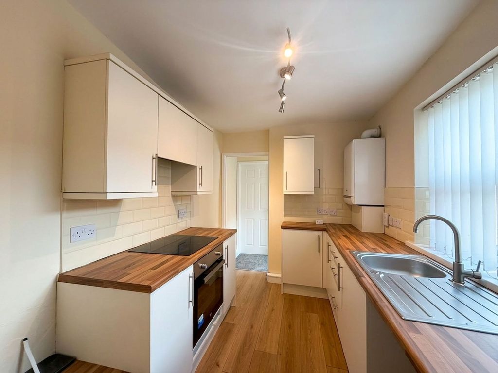 Property photo 3 of 10 Kitchen