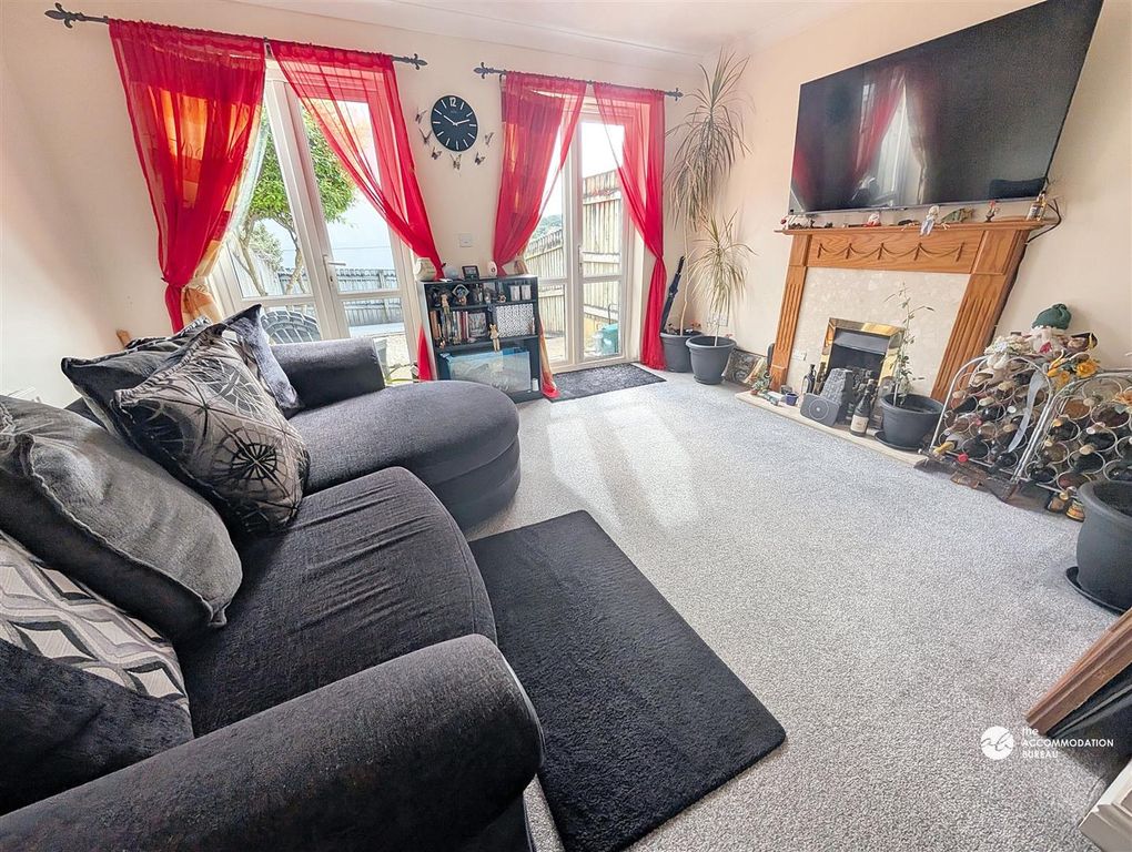 Property photo 2 of 18 Lounge