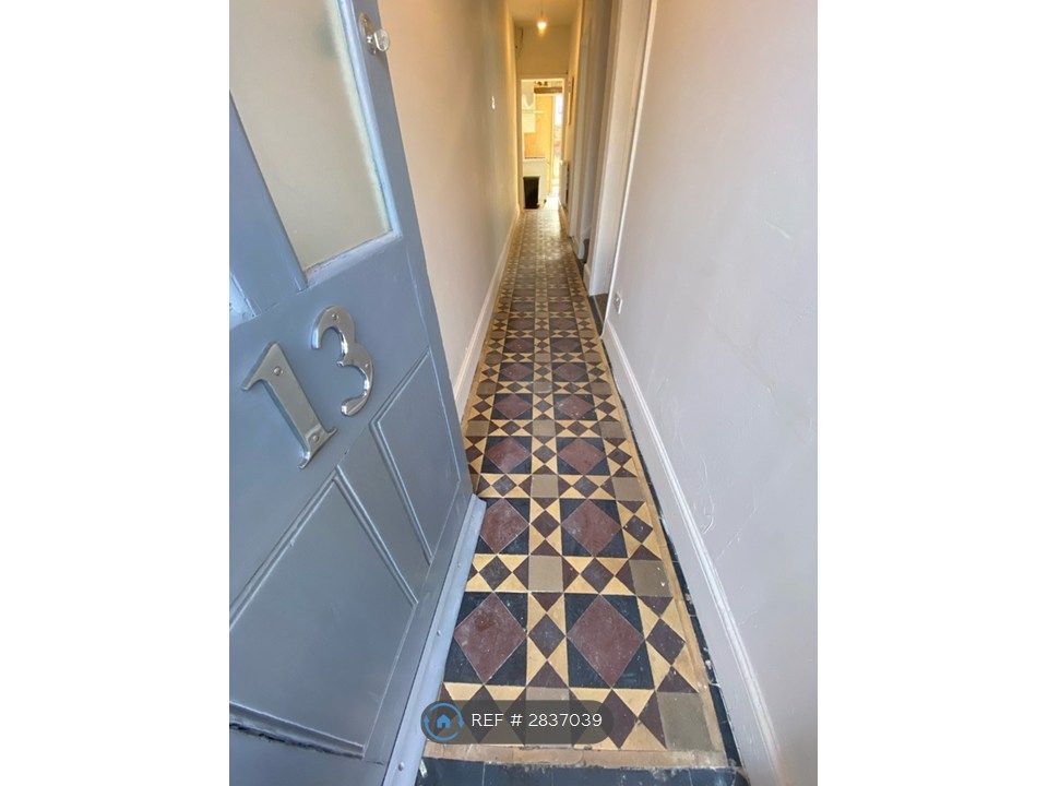 Property photo 3 of 8 Hallway