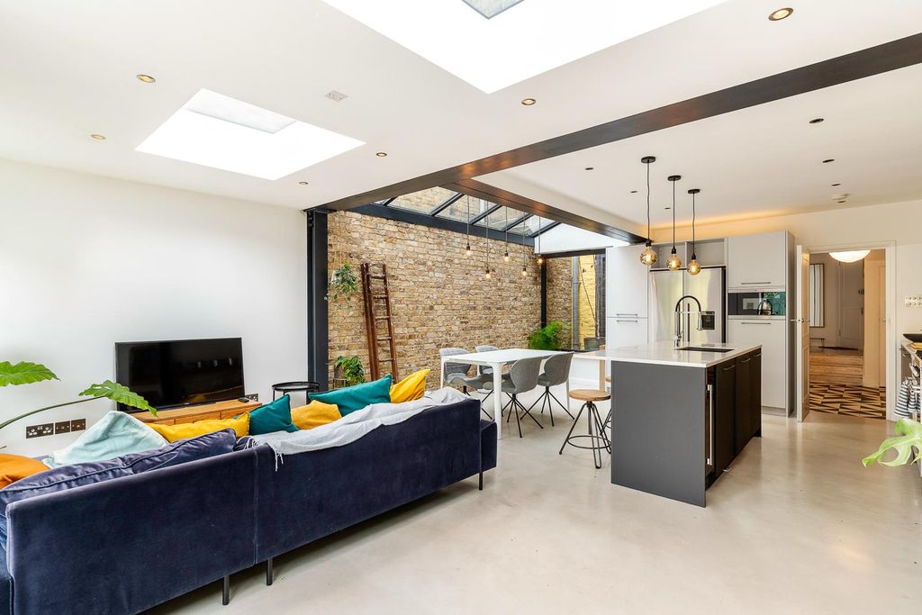 Property photo 2 of 25 Living Space