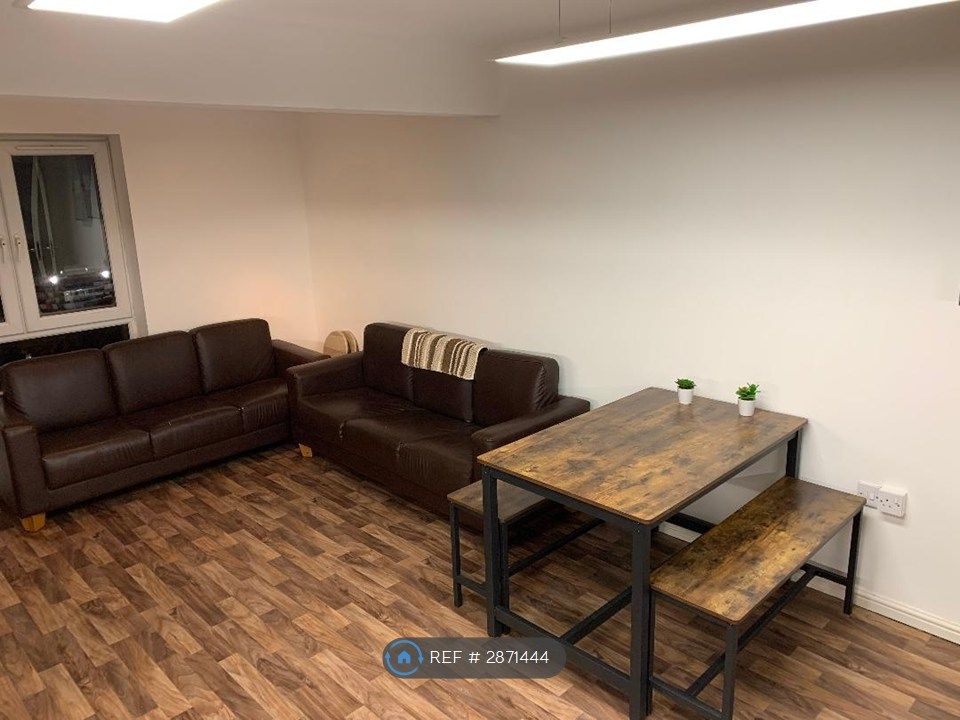 Property photo 3 of 6 Dining / Living Area