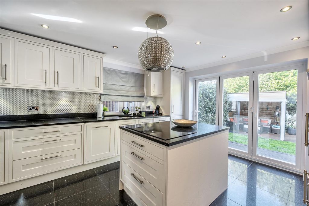 Property photo 2 of 17 Kitchen (3).Jpg