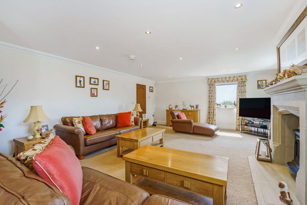 Property photo 3 of 44 90682_Highfield-House-Cross-Lane  (18)_Low.Jpg