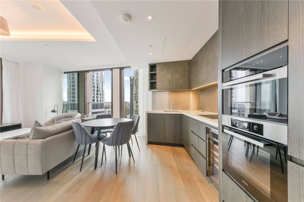 Property photo 2 of 16 Thames City