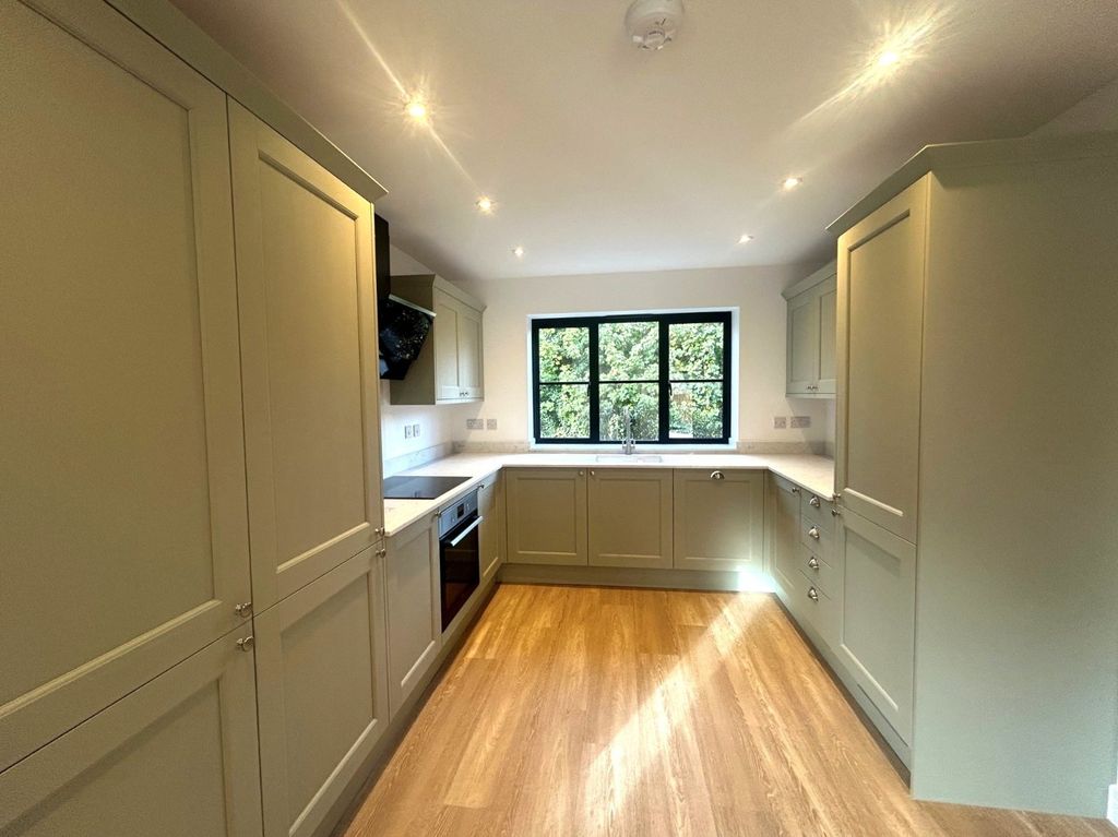 Property photo 2 of 8 Picture No. 13