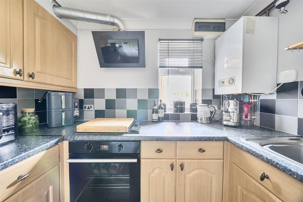 Property photo 3 of 11 Kitchen