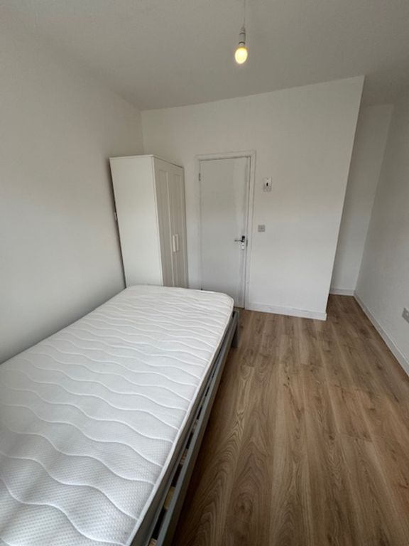 Property photo 3 of 30 A Bright And Tidy Single Bedroom Featuring A Comfo...