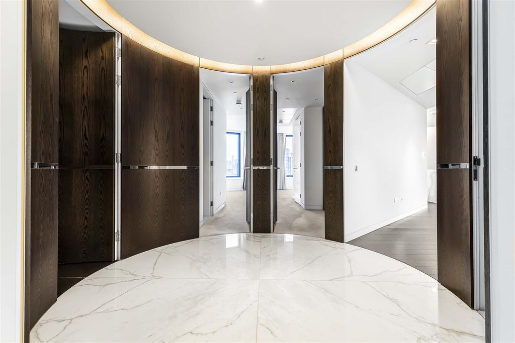 Property photo 2 of 8 Hallway.Jpg