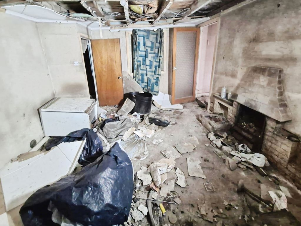 Property photo 3 of 10 Living Room