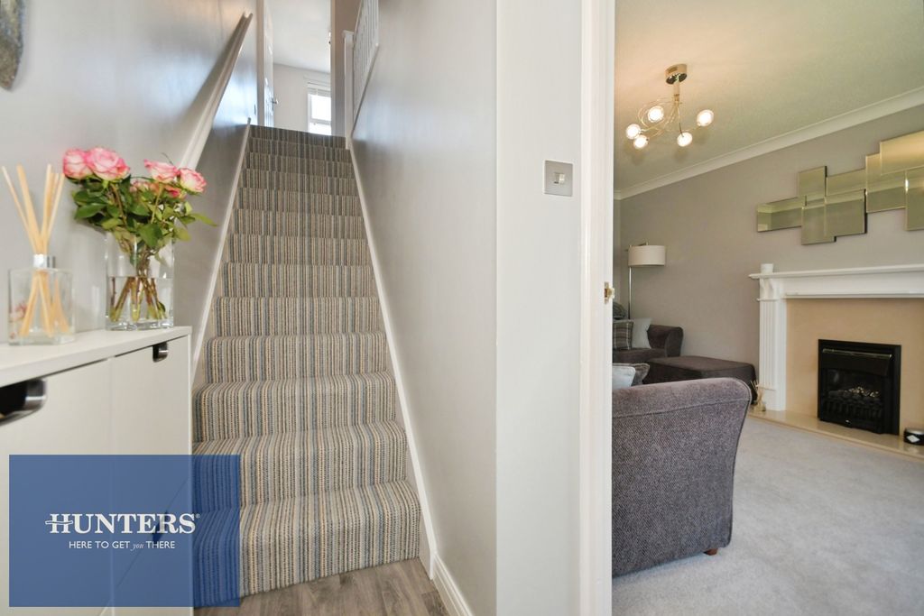 Property photo 2 of 19 Entrance Hall