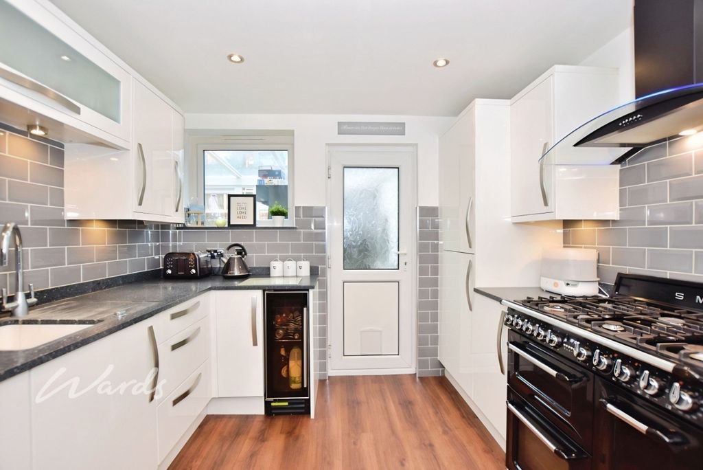 Property photo 3 of 9 Kitchen