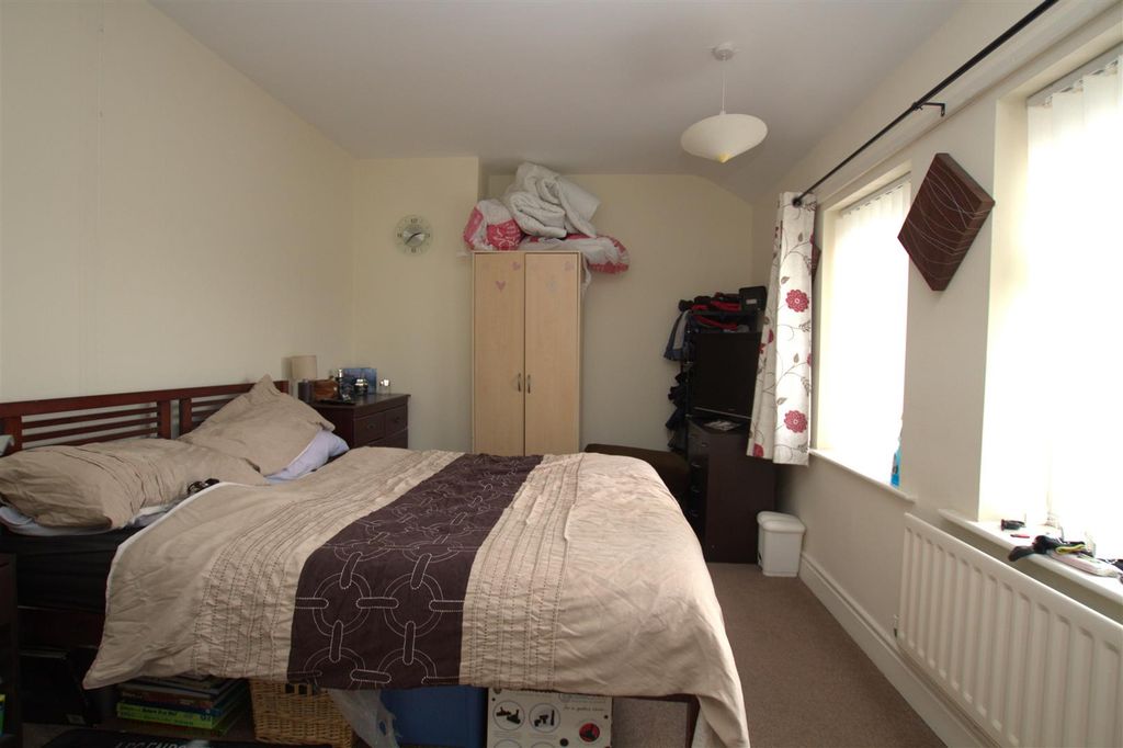 Property photo 3 of 6 Bedroom.Jpg