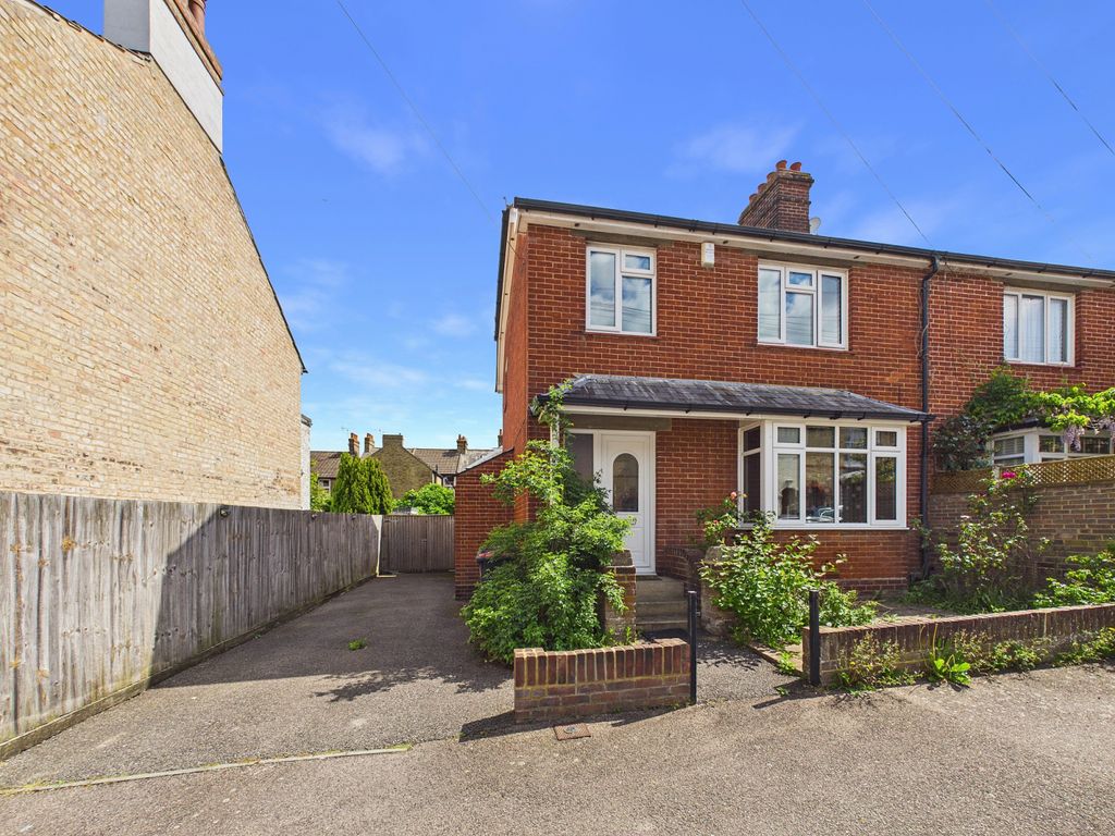 Property photo 1 of 10 3 Bed Semi-Detached House To Rent