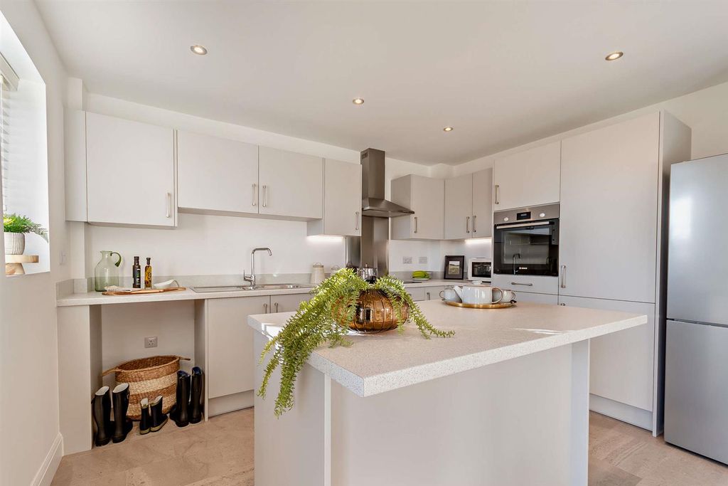 Property photo 3 of 13 8631338-Interior05-800.Jpg