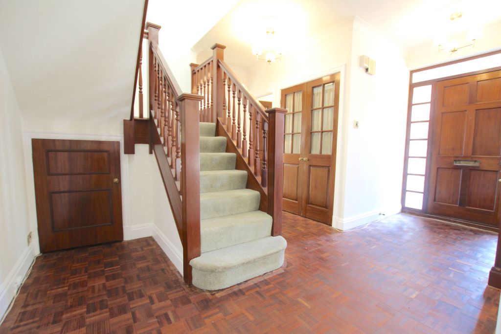 Property photo 2 of 27