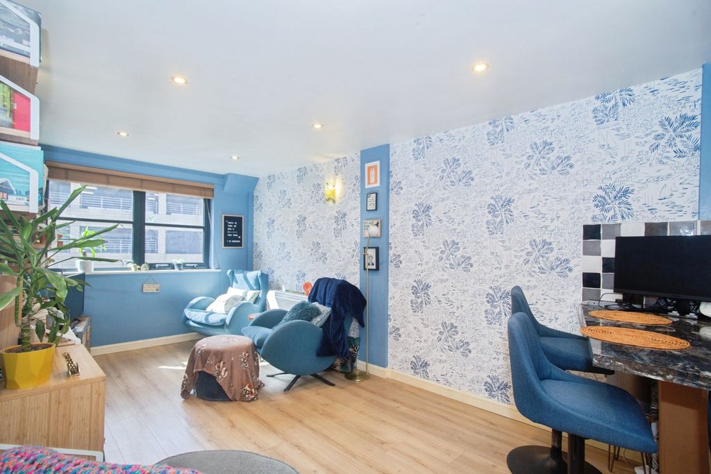 Property photo 3 of 17 Pbox-Img.Jpg