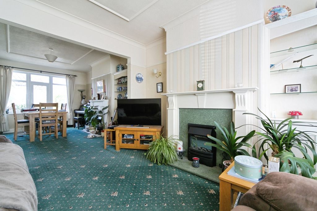 Property photo 2 of 17 Photo