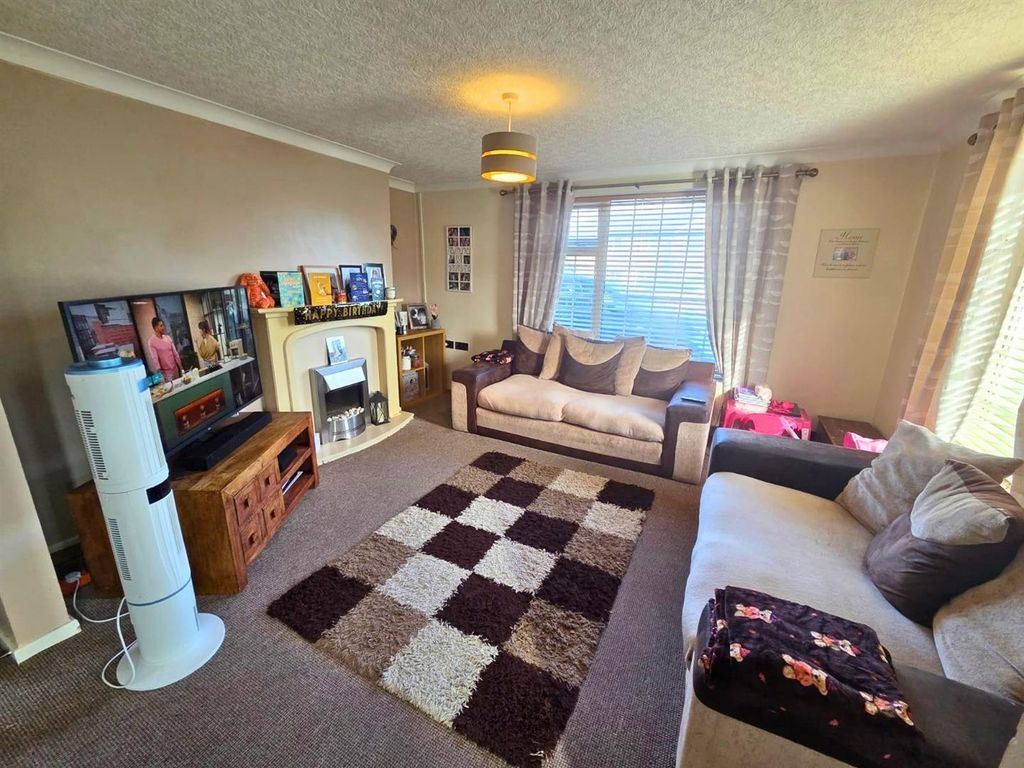 Property photo 3 of 14 Petersmith - Lounge 1.Jpg
